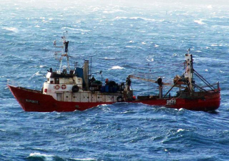 Al menos un muerto y nueve desaparecidos tras hundirse pesquero en Argentina
