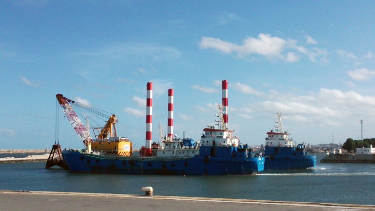 La draga comenz贸 a moverse