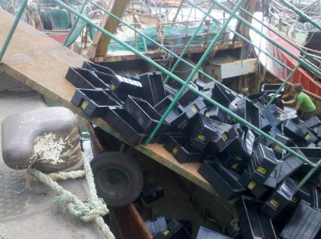 Carro transportador de cajones terminó en la cubierta del “Sfidaâ€