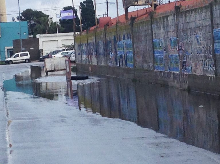 Alcantarillas tapadas generan acumulación de agua en zonas operativas del puerto