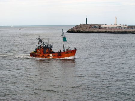 Costeros comenzaron a operar desde BahÃa Blanca; pero la instancia judicial los devolverÃa al puerto local