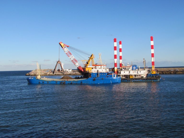 En el Consorcio estiman que en septiembre podrán volver a ingresar buques portacontenedores draga operando1 2