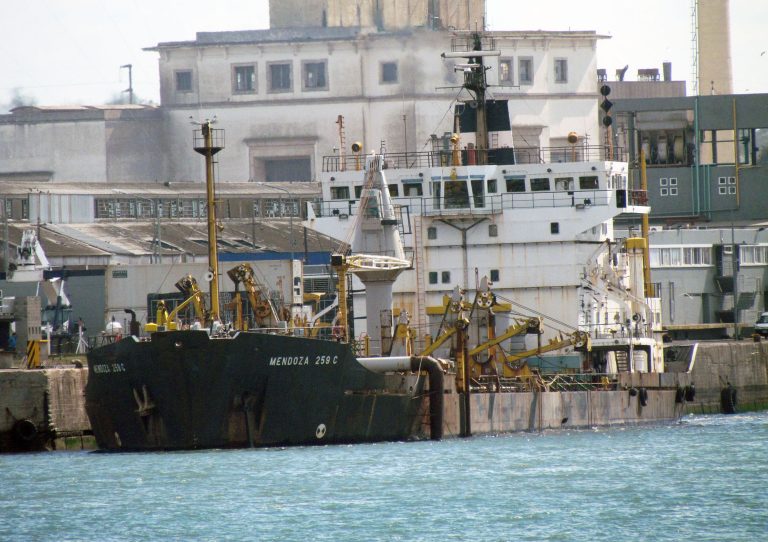 La “Mendoza” suma días de trabajo en el muelle de ultramar