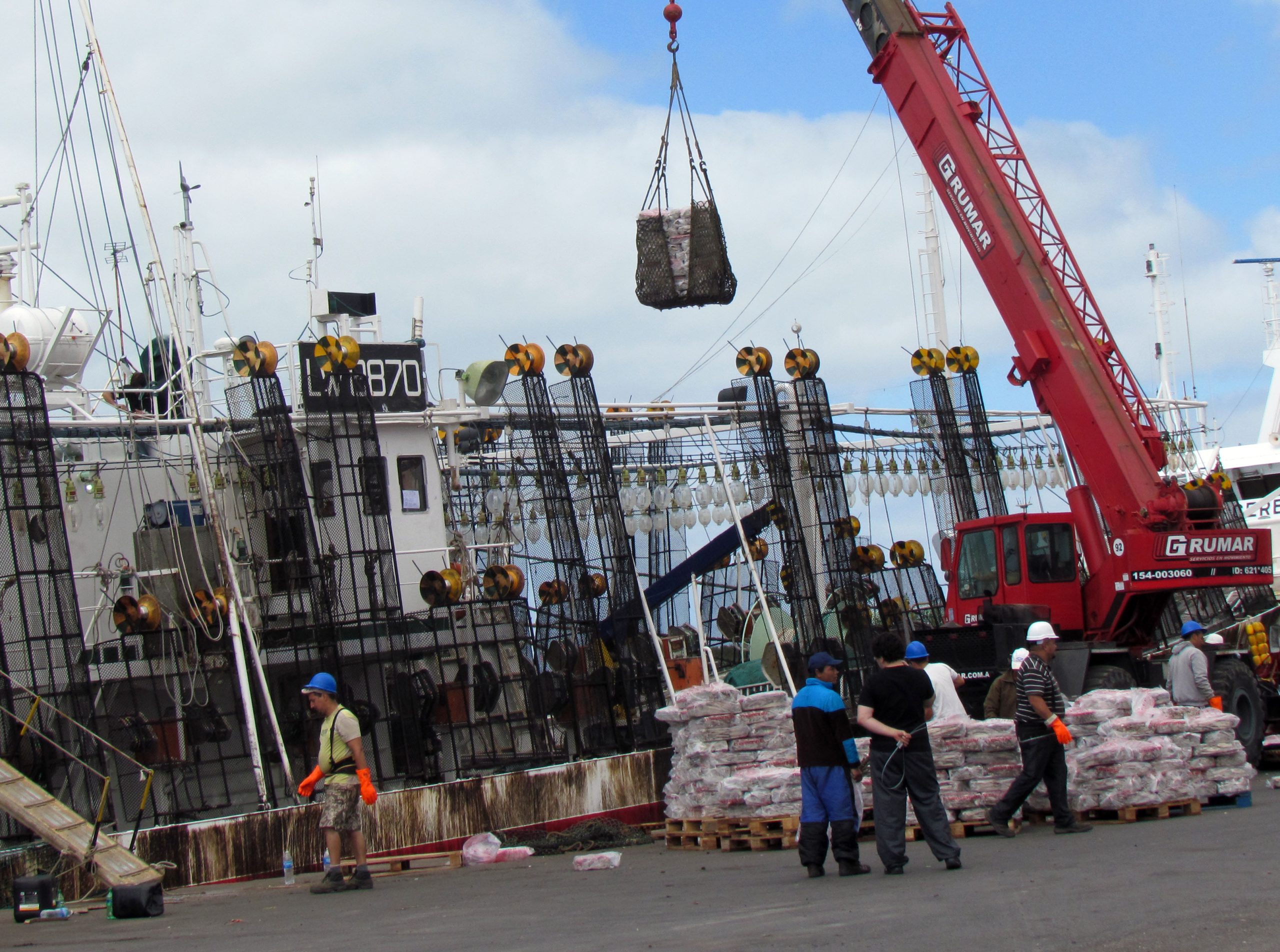 Implementarán beneficios y descuentos para que los poteros descarguen en Mar del Plata