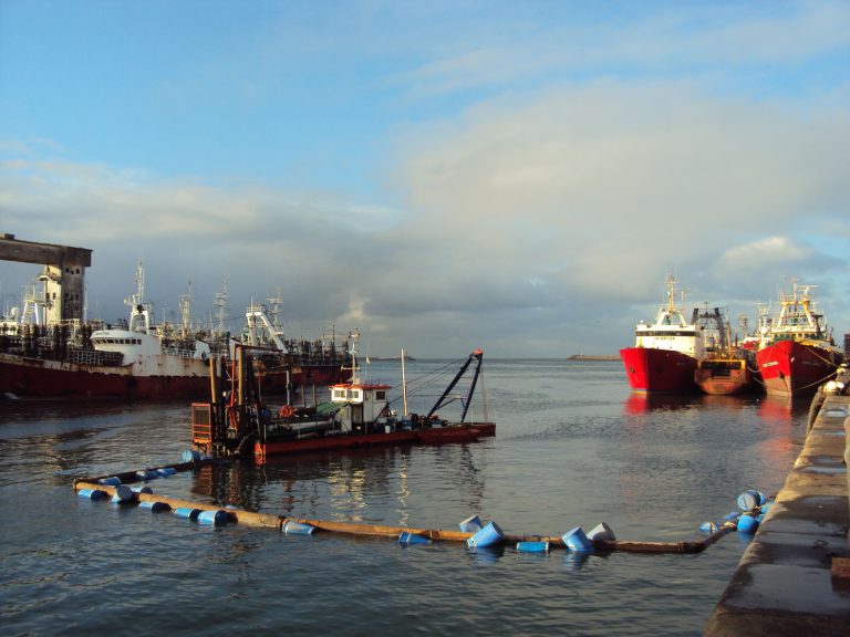 Iniciaron pruebas de dragado en el muelle de ultramar
