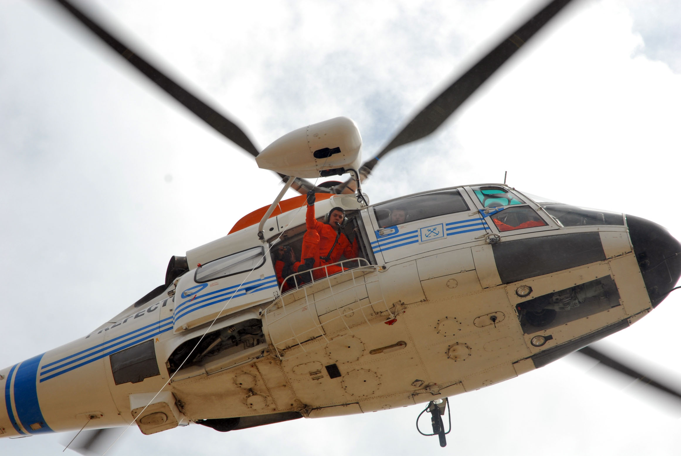 Evac煤an a tripulante del 鈥淧orto Belo II鈥