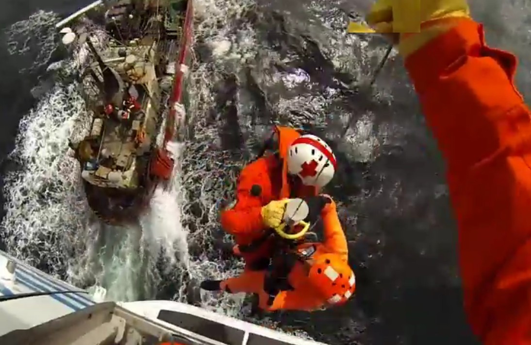 Así fue el rescate del marinero accidentado en el “Aldebarán”