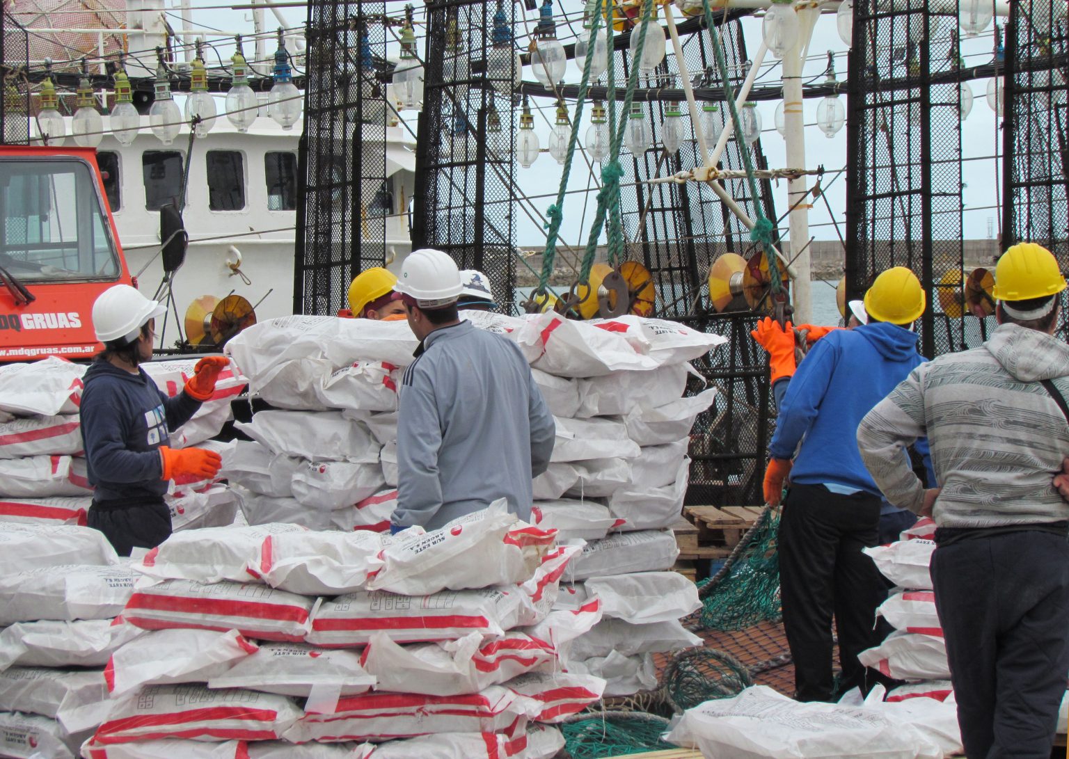 Las descargas bailan al comp谩s del calamar y el langostino