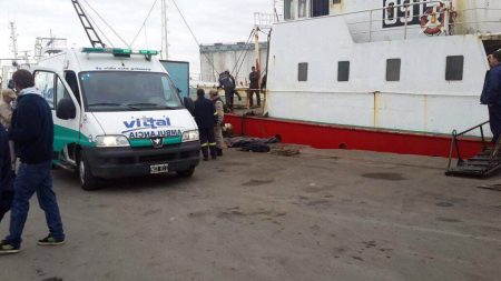 Falleci贸 un guinchero tras caer al agua