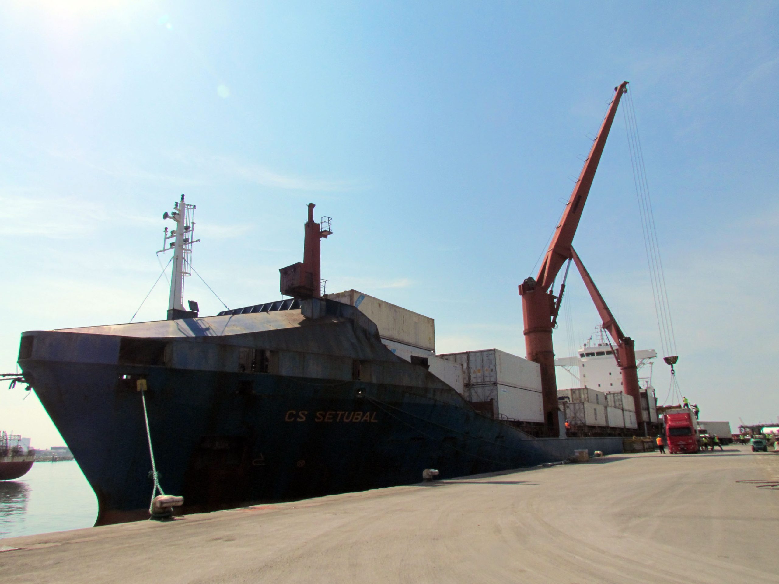 Cae el volumen exportado, pero repunta en dólares