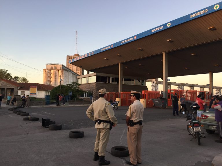 Permanece cortado el ingreso a las terminales 2 y 3 del puerto local