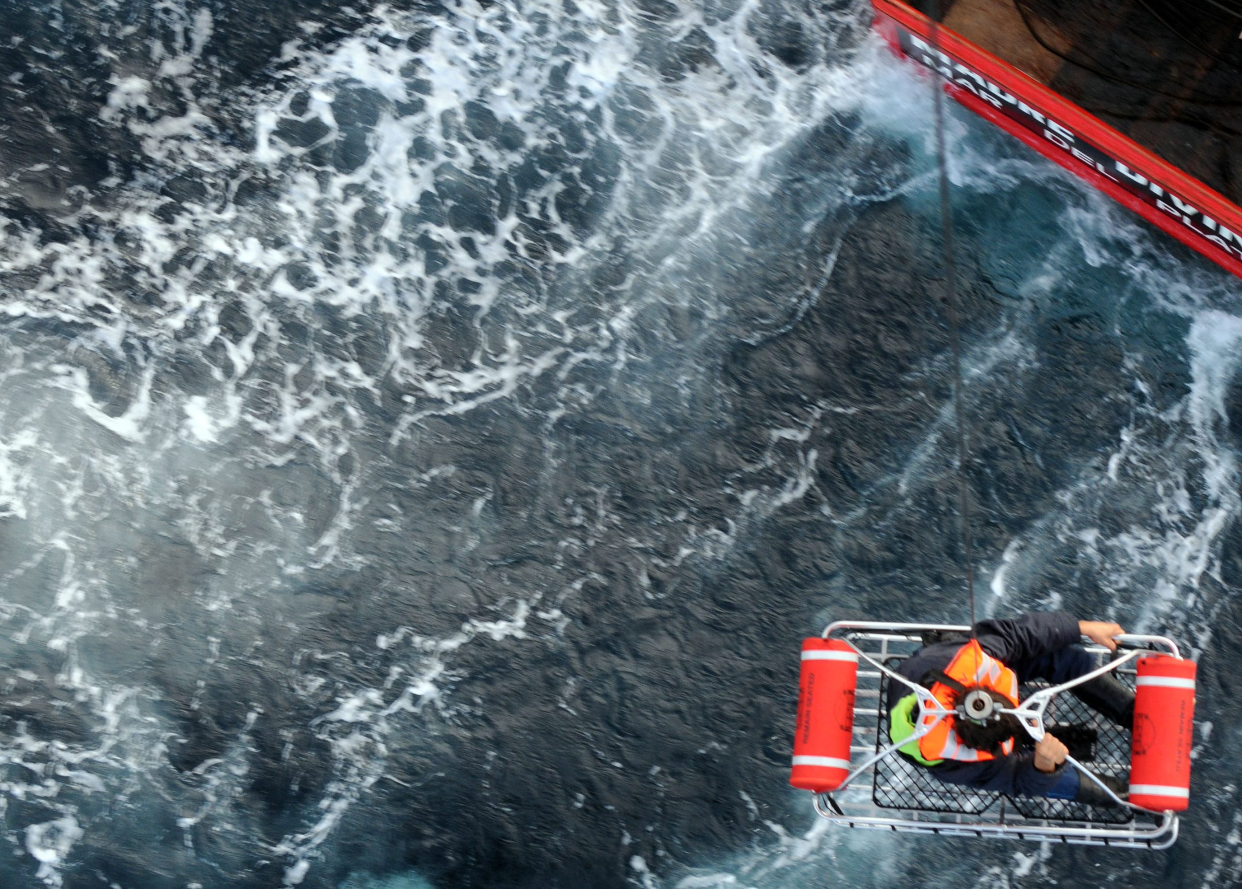 Marinero del “Madre Divina” evacuado por Prefectura