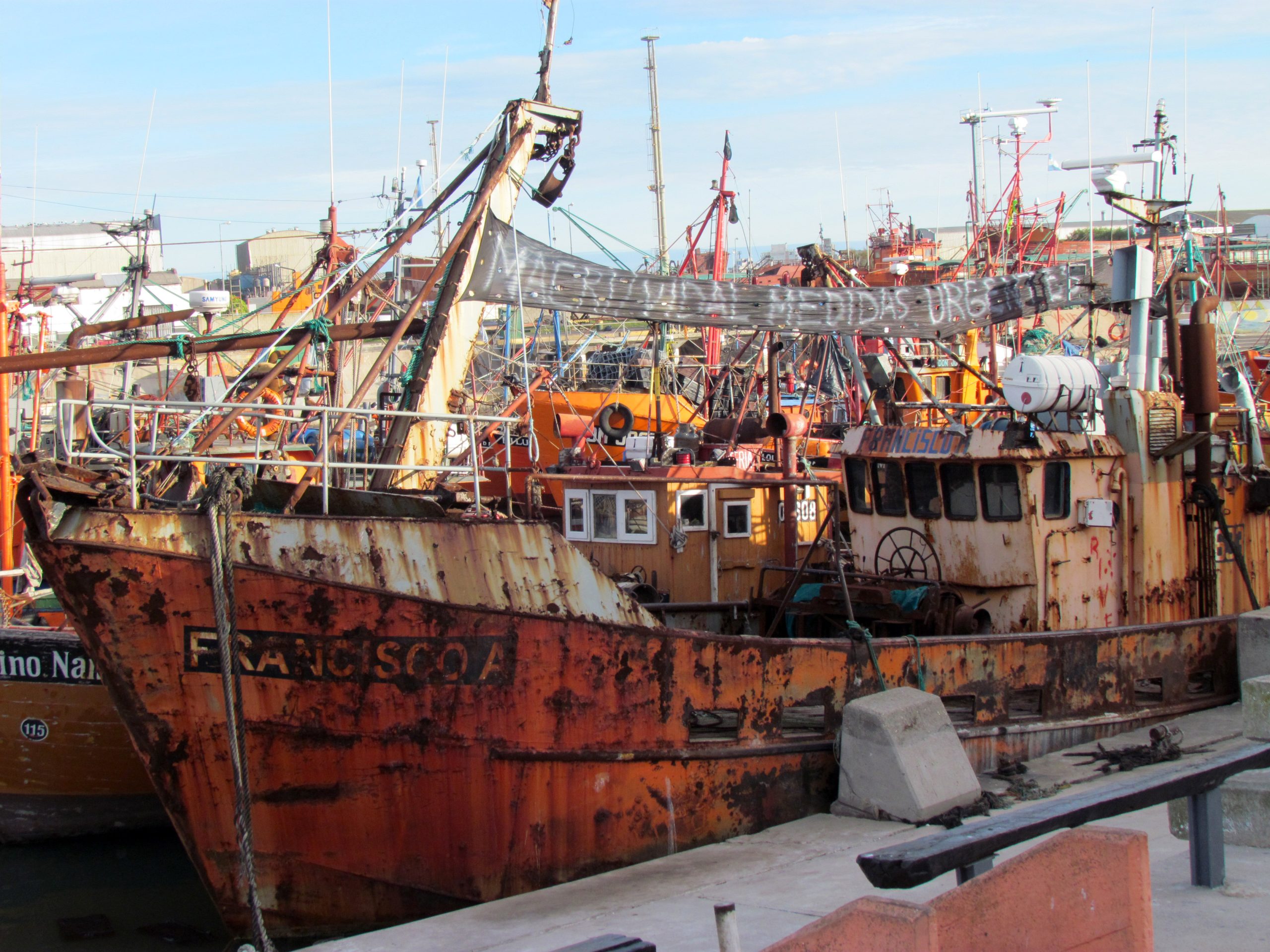 Armadores costeros alzaron banderas negras de protesta