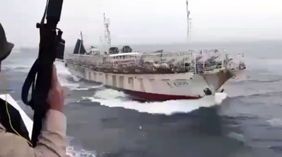 Prefectura disparó contra un buque chino que logró huir a Malvinas Prefectura disparó contra un buque chino que logró huir a Malvinas