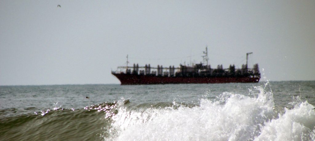 Buques poteros zarpan hacia zona de pesca desde el puerto local
