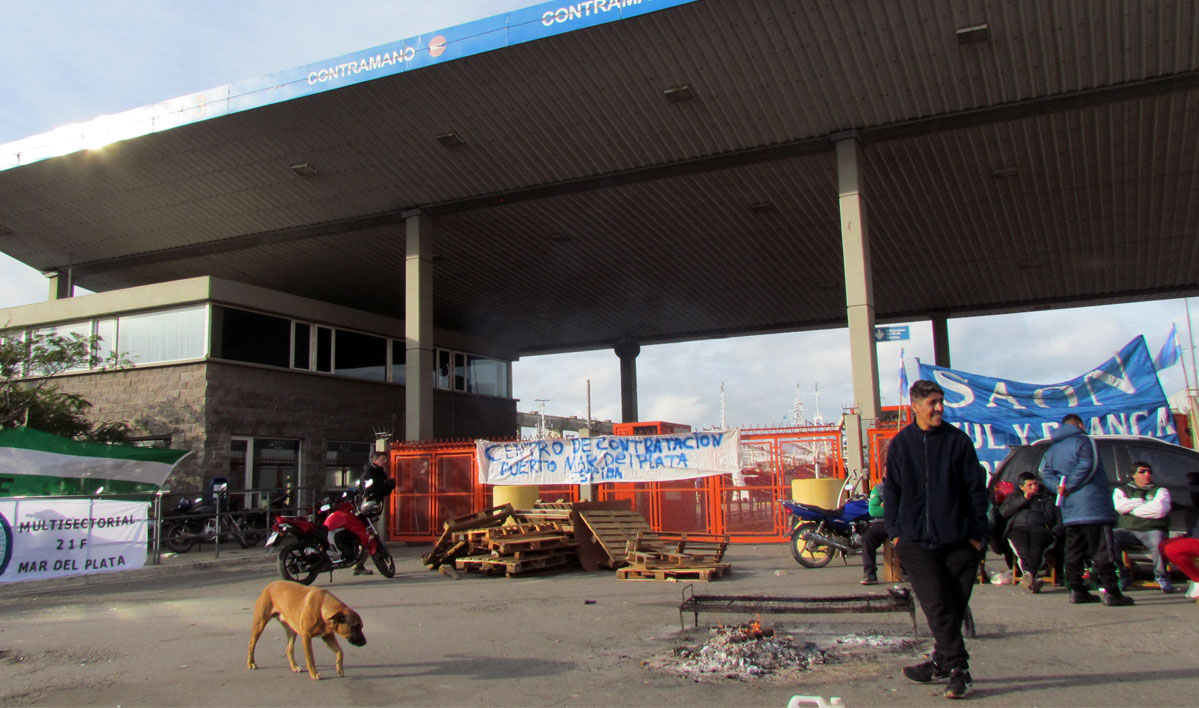 Aunque flexibilizado, contin煤a el bloqueo al puerto