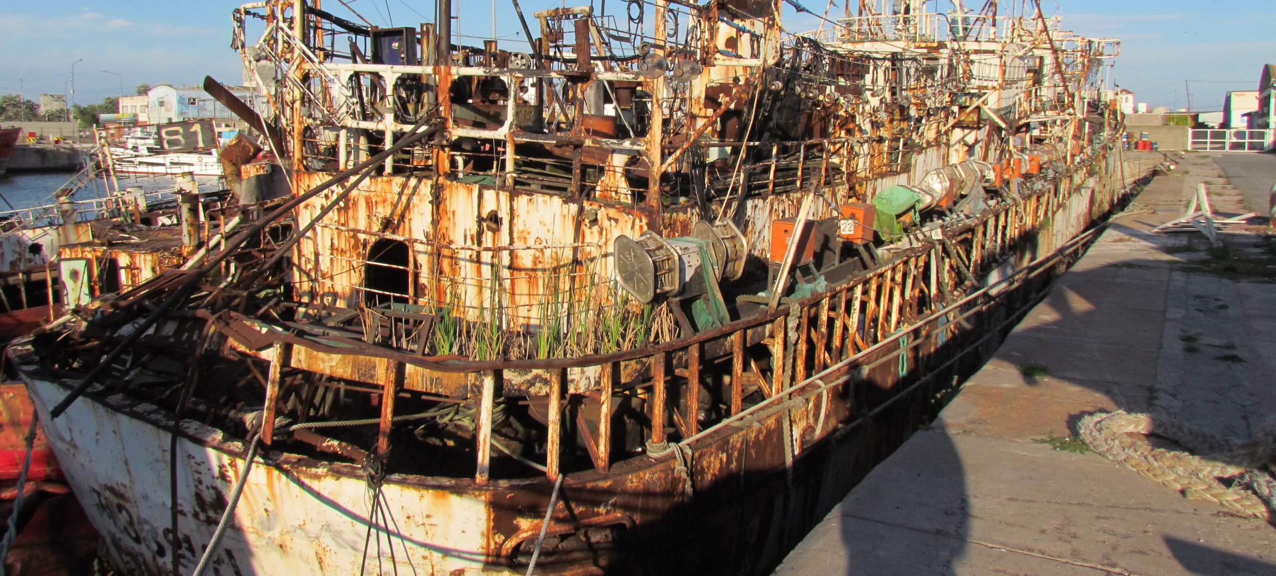 Se abre instancia legal para el desguace de otras tres embarcaciones