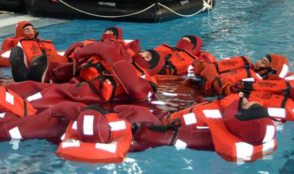 Buscan agilizar la importación de trajes aislantes