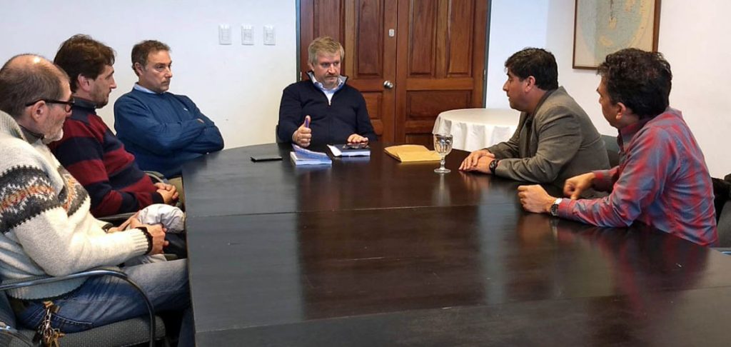 Capitanes plantean la posibilidad de prospectar el calamar en noviembre