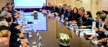 El Presidente presentó el decreto para promover la renovación de la flota