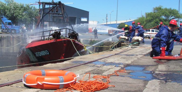 Realizaron simulacro de incendio y hombre al agua en el puerto local