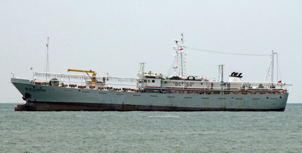 Finalmente el buque chino infractor se dio a la fuga