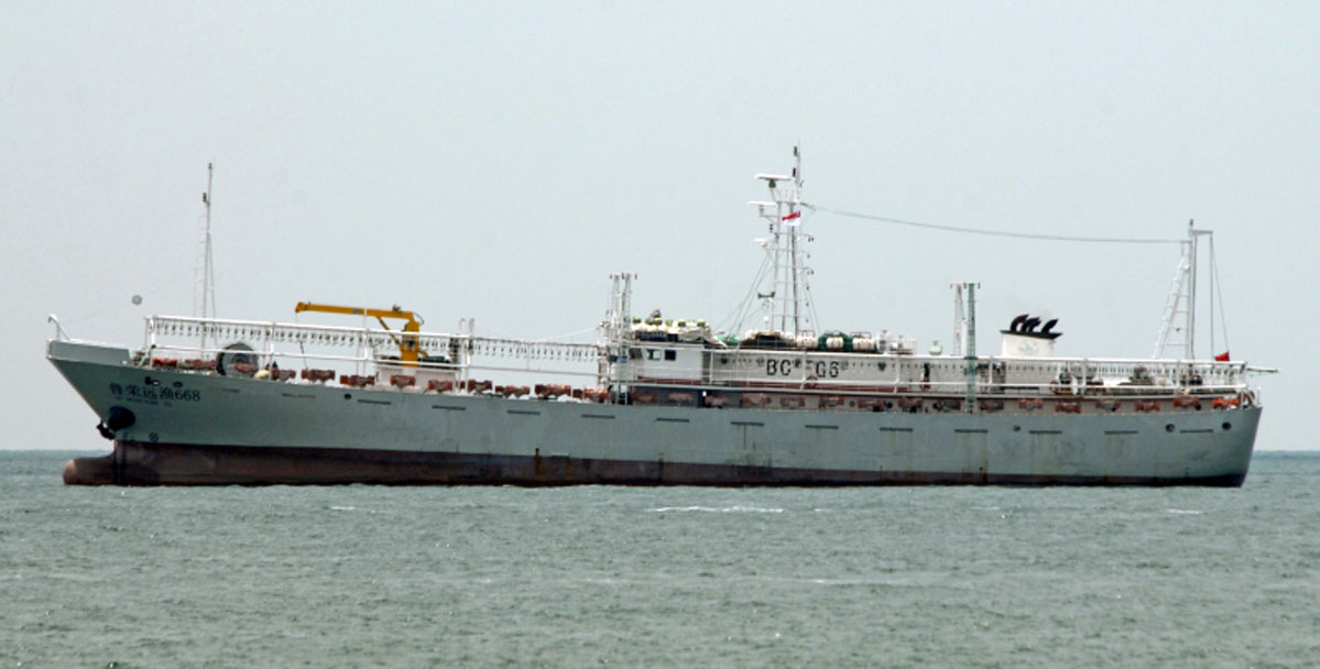 Finalmente el buque chino infractor se dio a la fuga