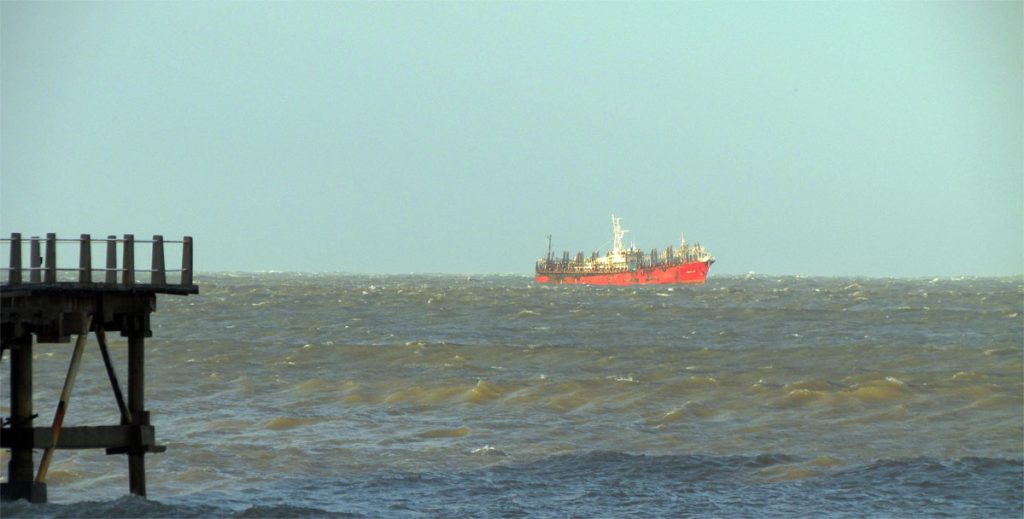 La flota potera se refugia en la costa marplatense, el puerto local permanece cerrado