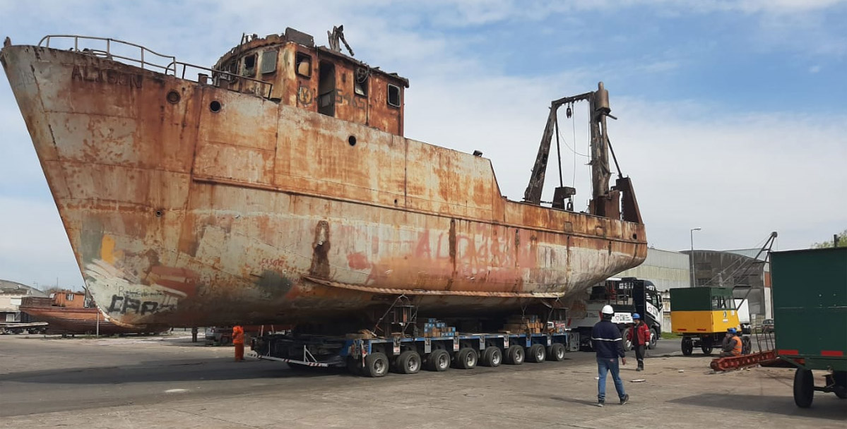 Remoción de buques inactivos en astilleros locales