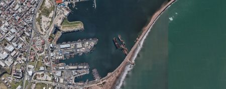 Intenso movimiento en los muelles locales