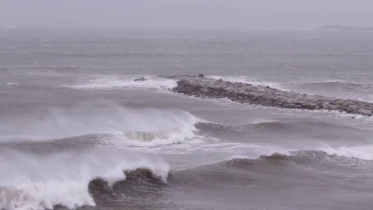 Por fuertes vientos, el puerto local se mantiene cerrado