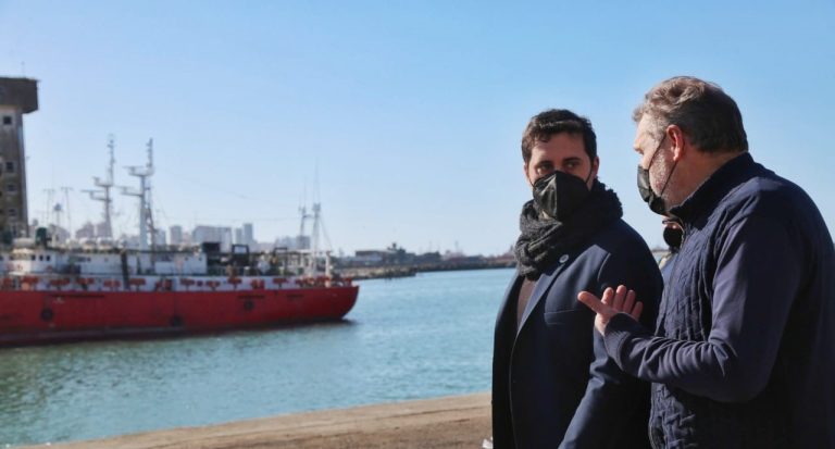 Autoridades nacionales, provinciales y locales de recorrida en los muelles