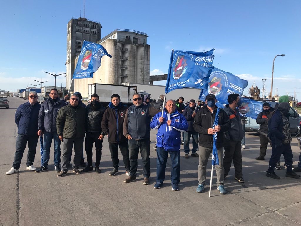 Ruidosa concentraci贸n del SAON en el puerto