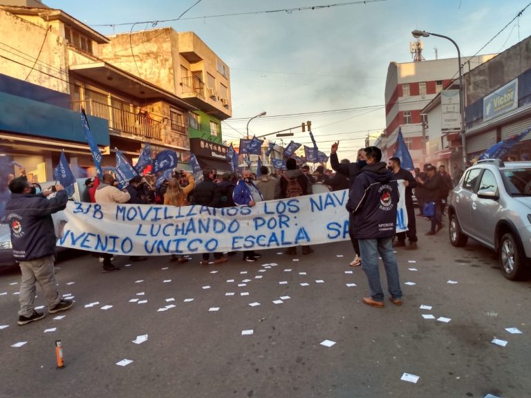 Ruidosa protesta. Obreros Navales en la TC2