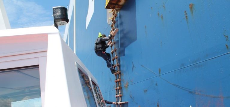 Canal de acceso al puerto local, despu茅s de la sudestada