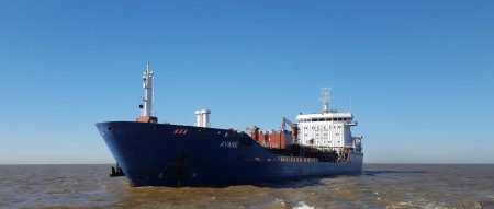 Disparos en un Buque Tanque en el Rio de la Plata. Dos muertos
