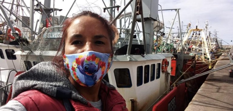 La mujer, parte de la actividad en el muelle marplatense