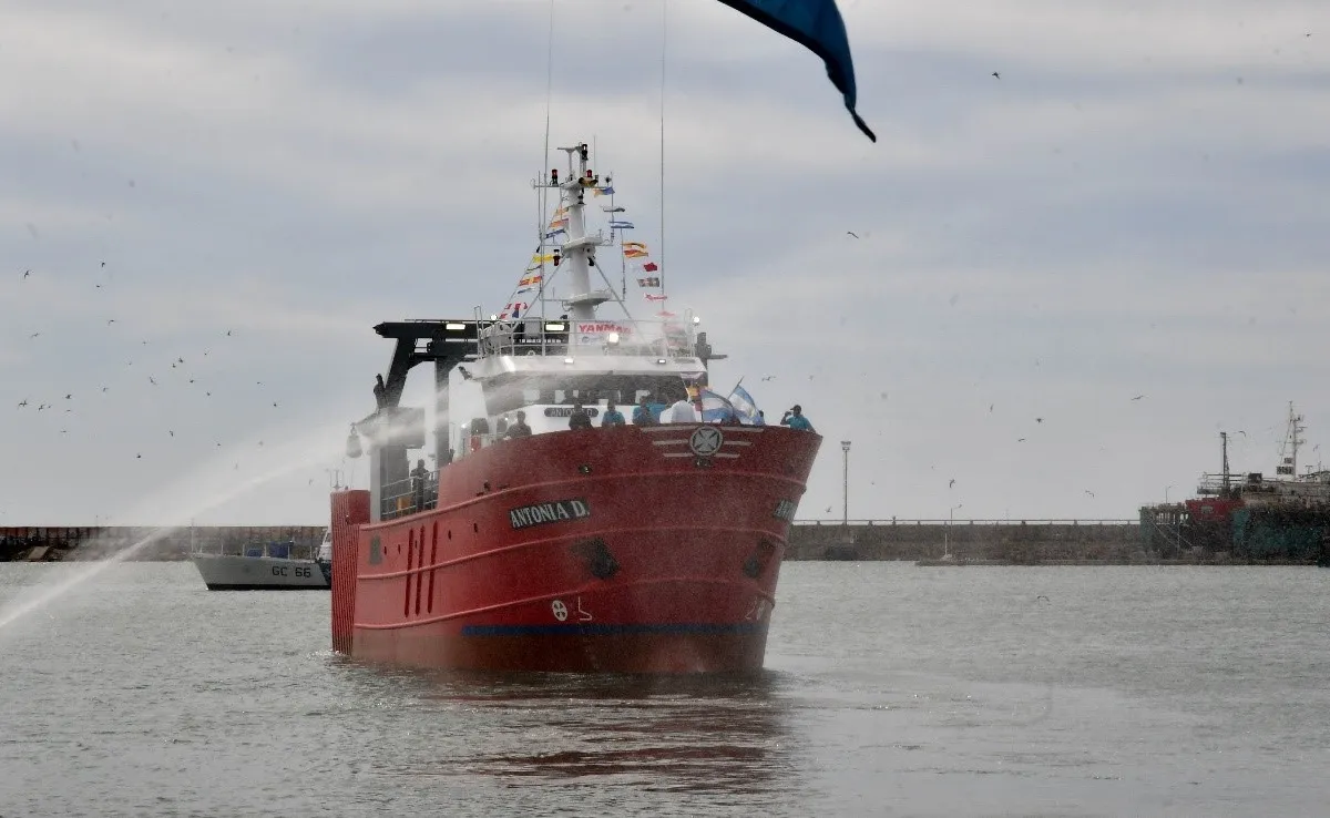 Se bot贸 el Buque Pesquero Antonia D. en emotiva ceremonia
