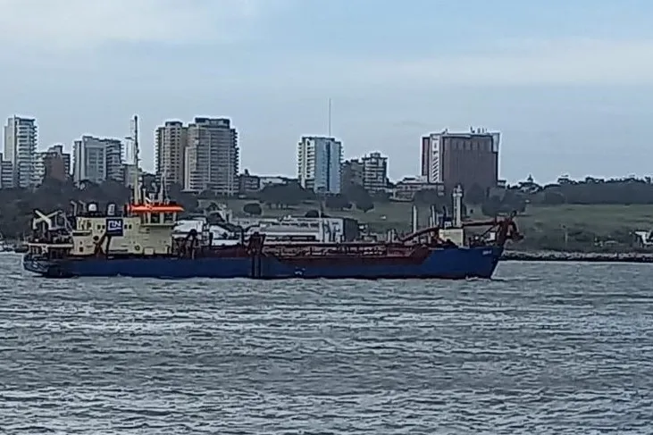 La draga IDUN R comenzó a operar en el puerto local