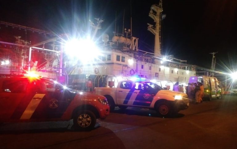 Prefectura rescat贸 con vida a un hombre que cay贸 al mar en el puerto local