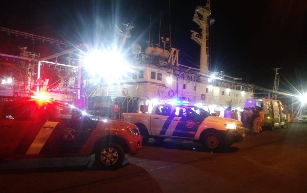 Prefectura rescat贸 con vida a un hombre que cay贸 al mar en el puerto local