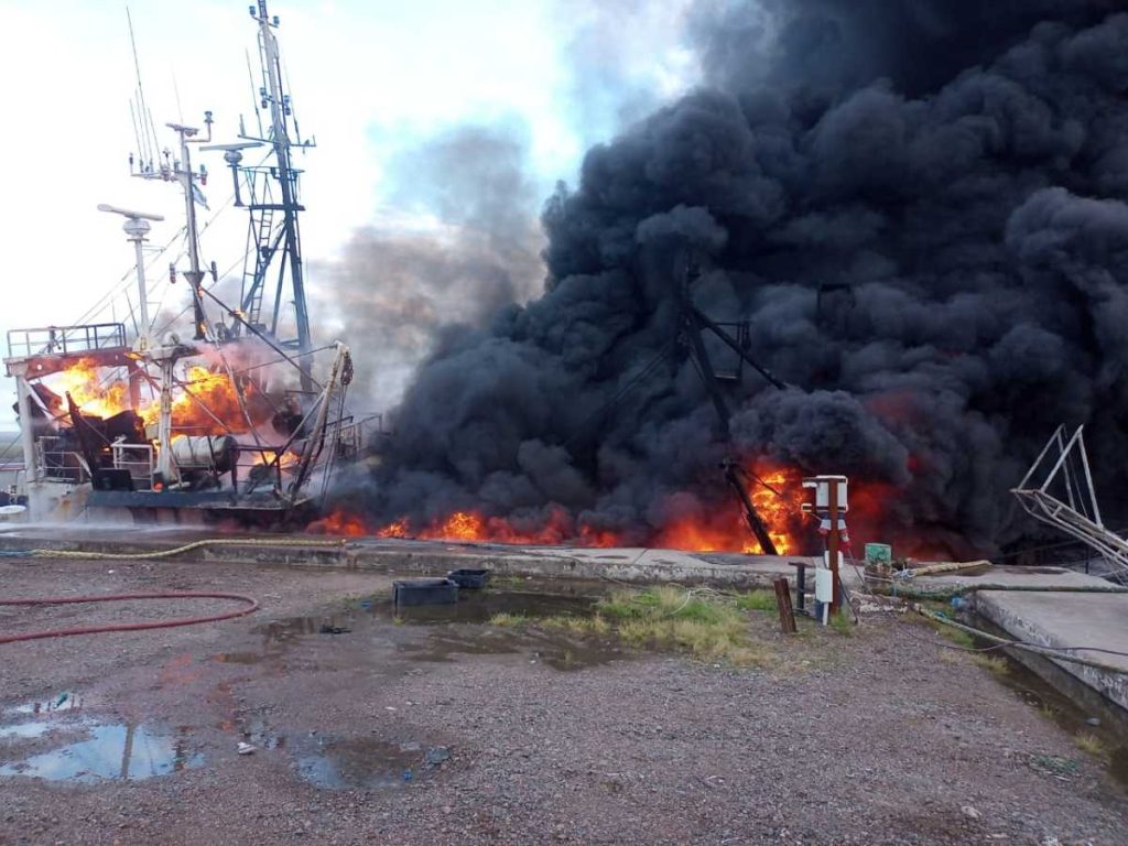 Se incendia el BP Sumatra en el muelle de San Antonio Oeste