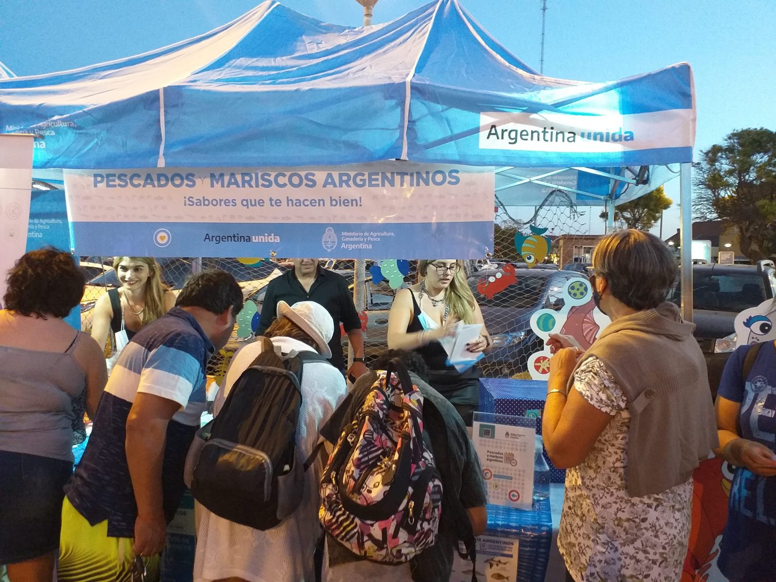 鈥淟a Noche del Pescado Marplatense鈥 engalan贸 al Centro Comercial del Puerto