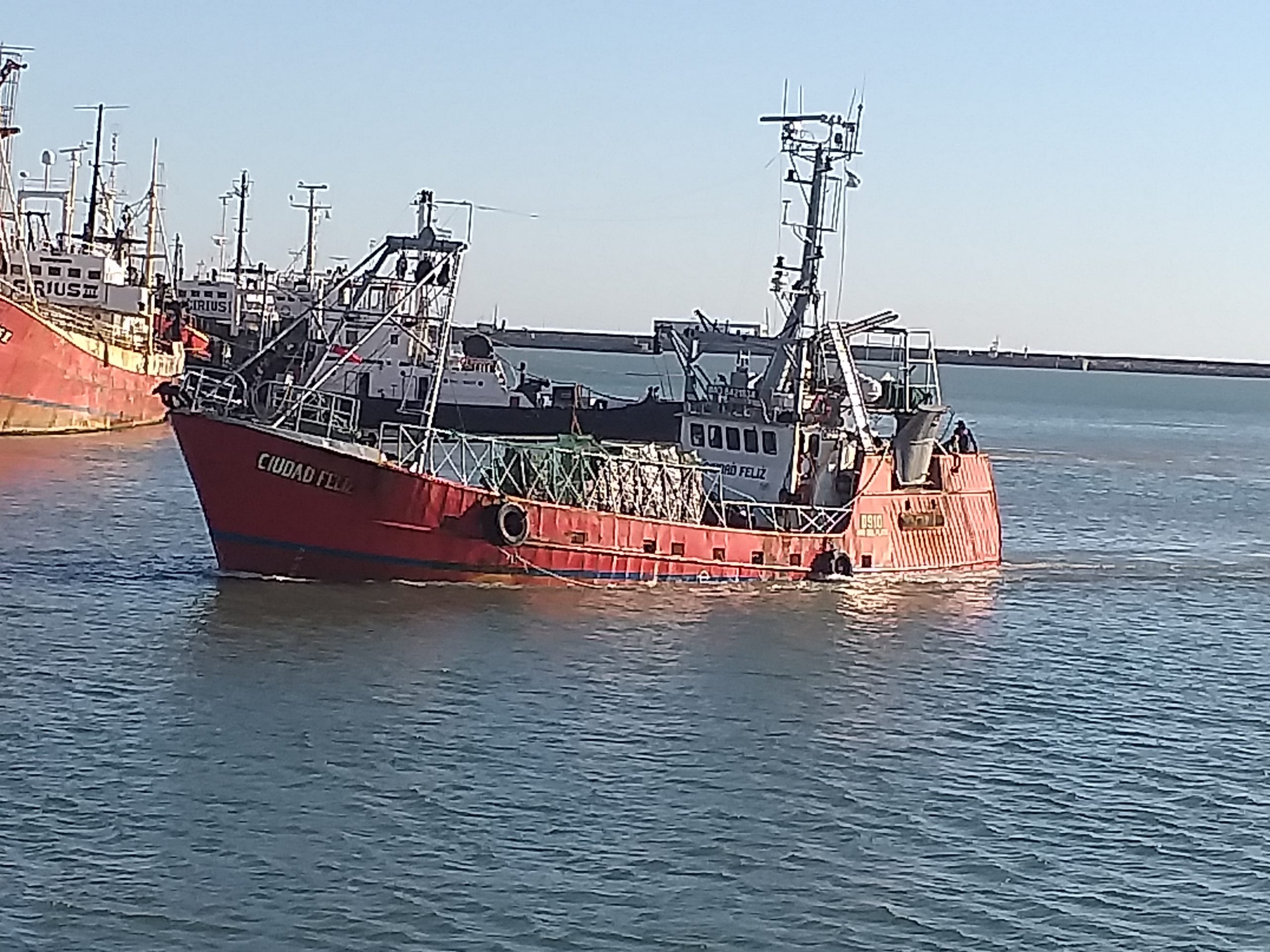 Desconcierto en el mar. Por orden de la DNCyFP hacen volver un fresquero marplatense