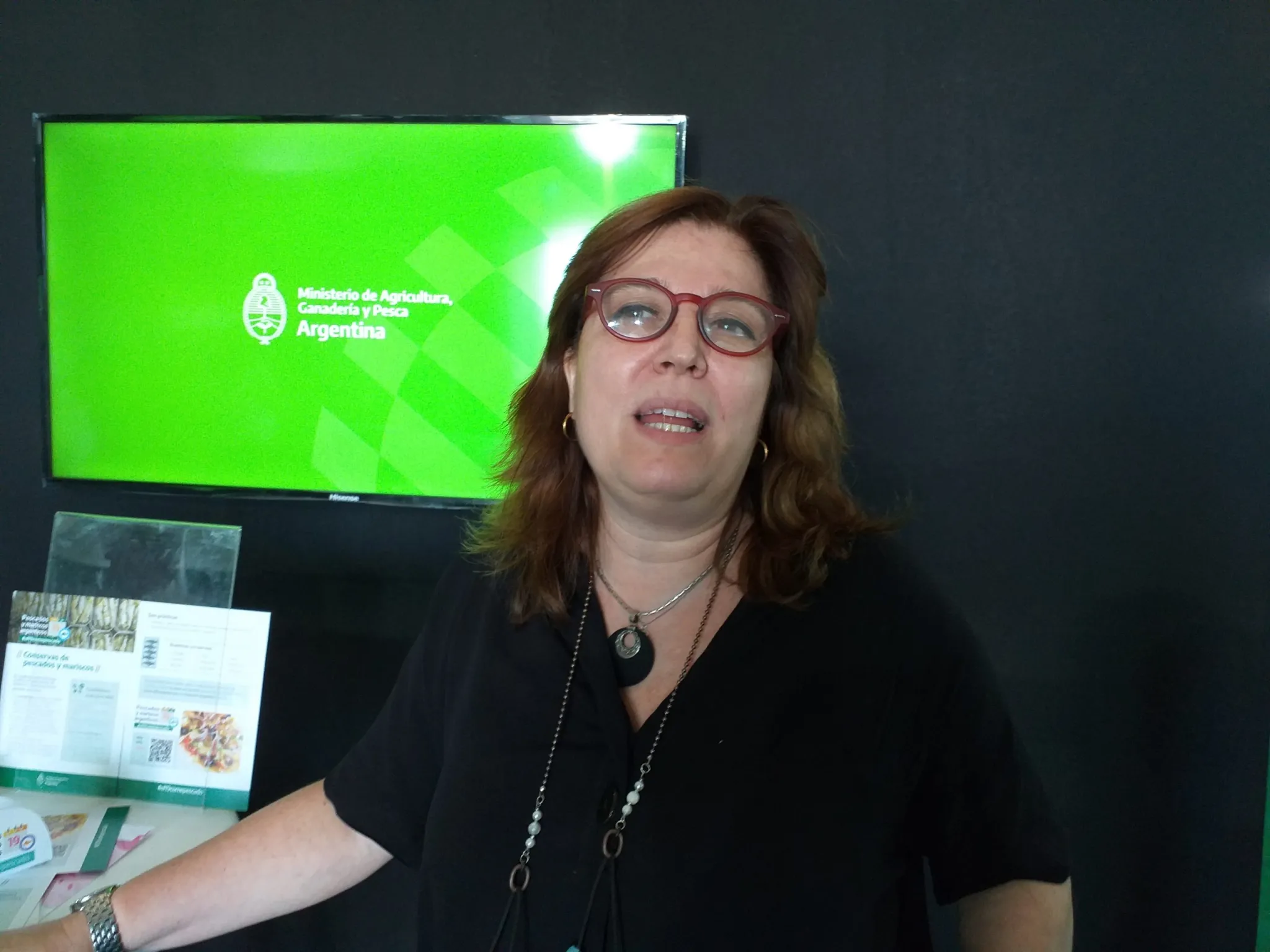 La Lic. Gabriela Susana Navarro también pasó por el Stand de pesca en Expo Agro 2022