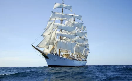 Velas Latam 2022: Gallarda Fragata Libertad enaltece la costa marplatense