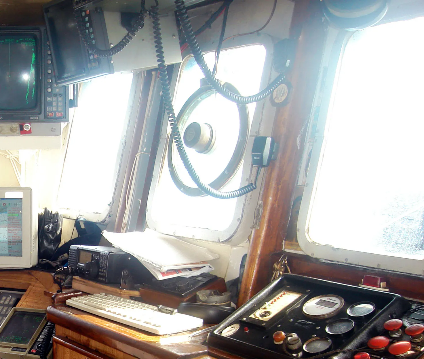 Compleja situación en los muelles, buques parados por falta de oficiales