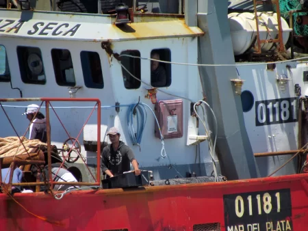 La Prefectura Naval Argentina otorg贸 por excepci贸n otra pr贸rroga a los t铆tulos y certificados vencidos de personal de 谩rea fluvial y pesca