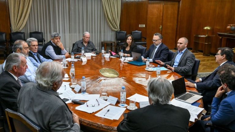 Por presi贸n del ala dura del gobierno, adelantan el aumento del Salario m铆nimo, vital y m贸vil para junio