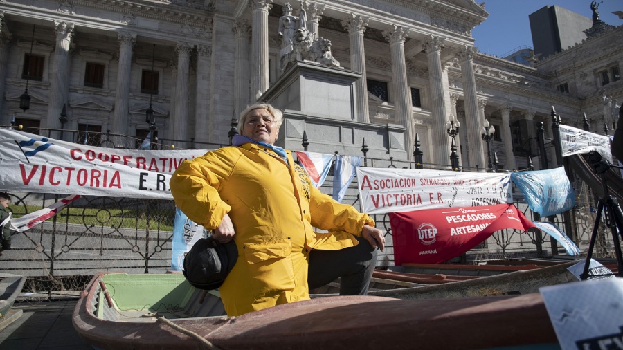 Pesqueros artesanales reclaman frente al Congreso de la Naci贸n